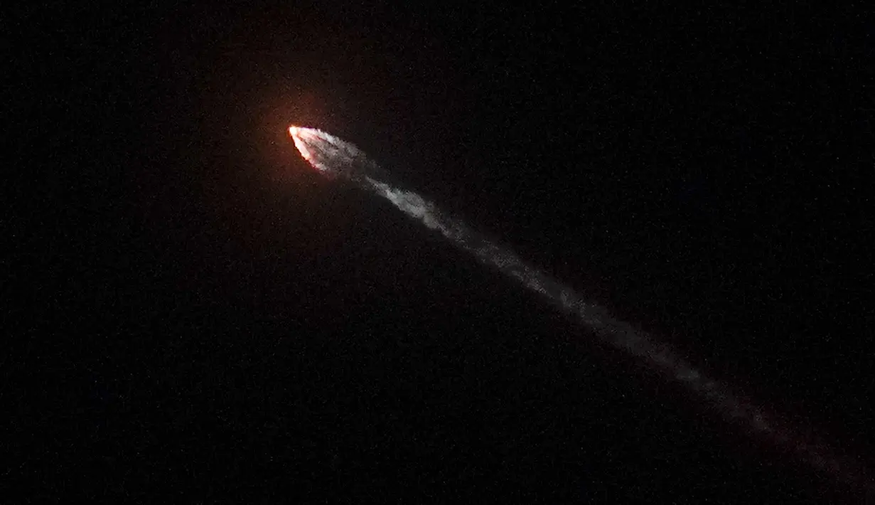 Pesawat ruang angkasa Double Asteroid Redirection Test (DART) dengan Roket SpaceX Falcon 9 yang diluncurkan dari Vandenberg Space Force Base terlihat dari Simi Valley, California, AS, 23 November 2021. Dalam jangka pendek, NASA perlu memastikan teknologi DART berfungsi. (AP Photo/Mark J. Terrill)