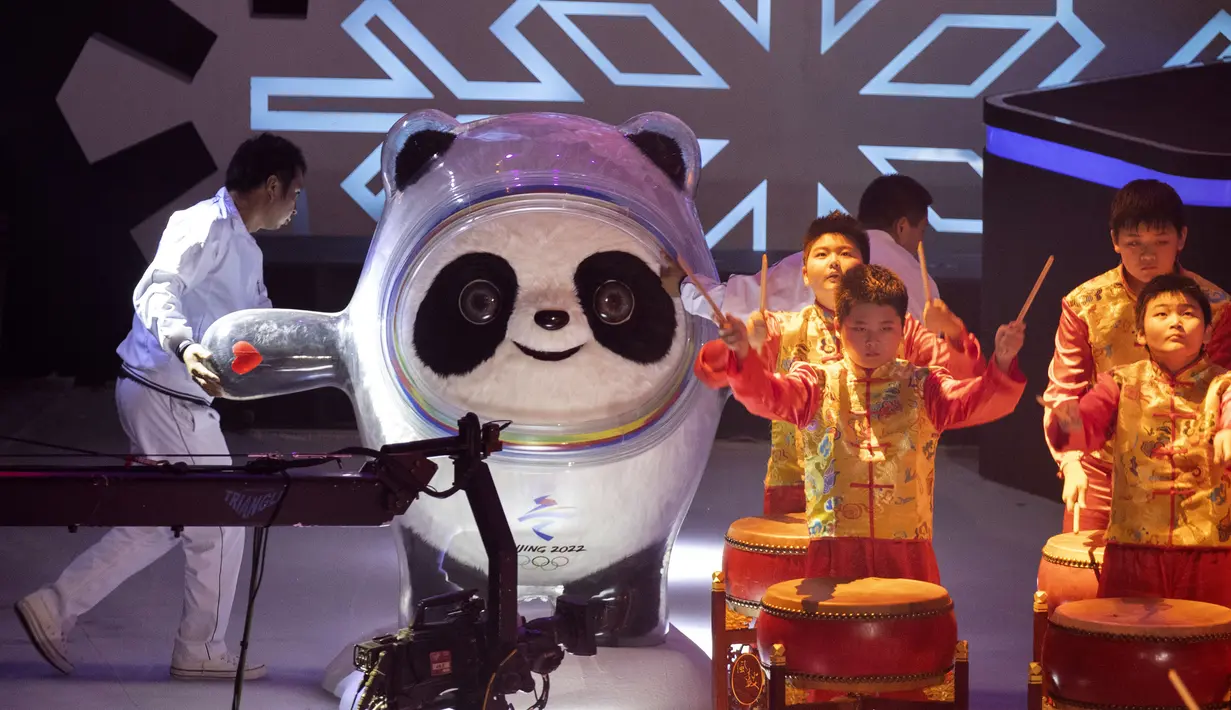 Maskot Olimpiade Musim Dingin Beijing 2022 Bing Dwen Dwen diperlihatkan saat upacara peluncuran di Arena Hoki Es Shougang (17/9/2019). Bing Dwen Dwen dirancang dengan menggunakan bentuk asli panda dan kristal es. (AP Photo/Ng Han Guan)