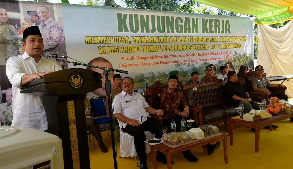 Menteri Desa, PDT dan Transmigrasi Marwan Jafar menyampaikan pidato saat melakukan kunjungan kerja di Desa Huntu Barat, Gorontalo, Minggu (10/1/2016). Marwan mengapresiasi pengelolaan dana desa di desa tersebut. (Foto; Wahyu Wening/Humas Kemendes)