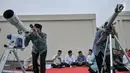 Tim hisab rukyat Kanwil Kemenag DKI Jakarta memantau hilal menggunakan teleskop di atap Gedung Kanwil Kemenag DKI Jakarta, Senin (03/6/2019). Posisi hilal sore ini menurut tim hisab adalah di 0,07 derajat di bawah ufuk, dan tidak terlihat hilal. (merdeka.com/Iqbal S Nugroho)