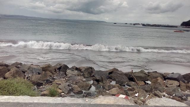 Deburan ombak dengan ketinggian sedang, serta pasir putih yang menjadi daya tarik pantai Pangandaran, mampu menarik minat wisatawan berkunjung