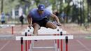 Atlet lari gawang Indonesia, Rio Maholtra, melakukan latihan jelang SEA Games 2019 di Stadion Madya, Jakarta, Senin (7/9). Selain sebagai atlet, Rio adalah seorang tentara yang bertugas mengawal Presiden. (Bola.com/M Iqbal Ichsan)