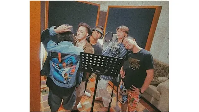 Begini potret SMASH saat sedang rekaman single terbarunya, kompak banget.