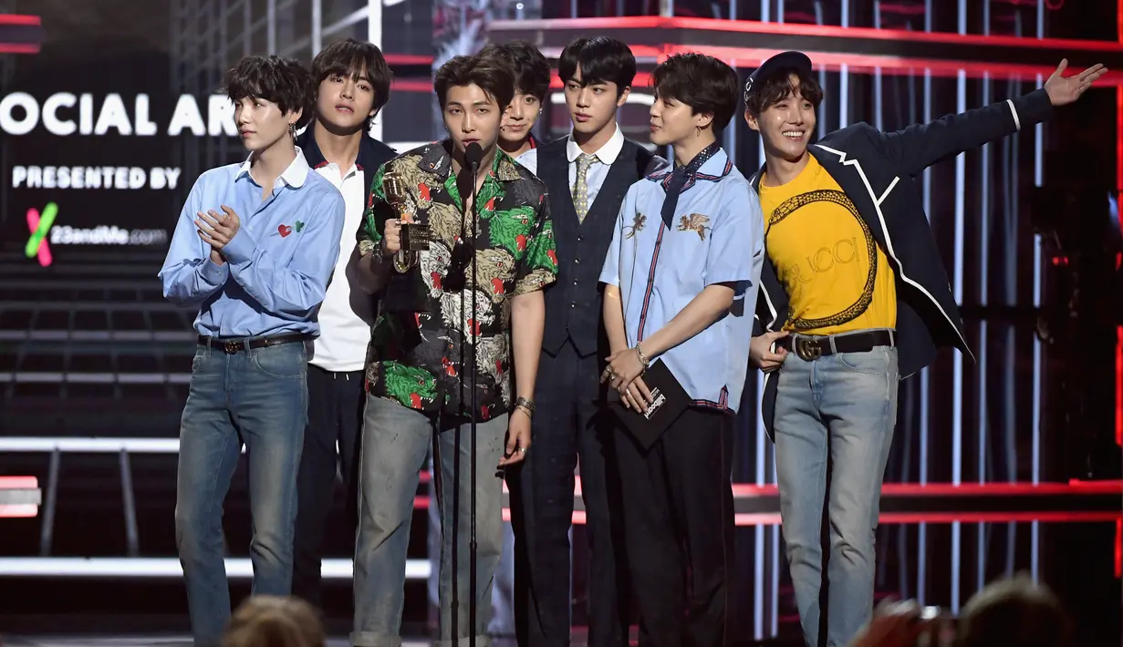 Suga ingin melakukan tur stadium dan jadi salah satu penyanyi yang paling berpengaruh. "Kami ingin melakukan tur stadium dan kami ingin jadi salah satu penyanyi yang berpengaruh di dunia," jelasnya. (AFP/Ethan Miller/GETTY IMAGES NORTH AMERICA)