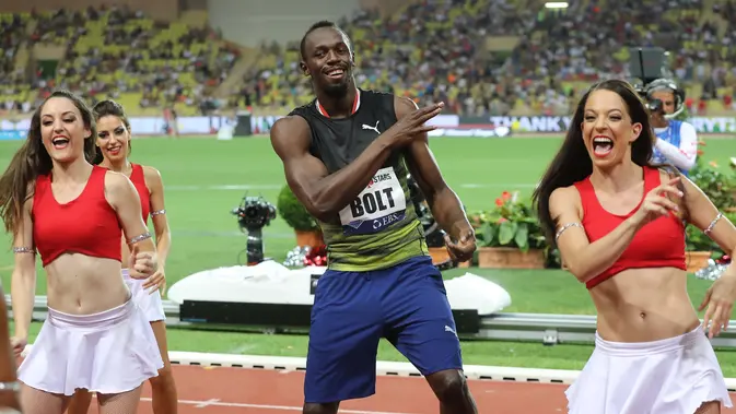 Usain Bolt menari bersama wanita-wanita cantik usai menjuarai kejuaraan atletik lari 100m Diamond League di Stadium Louis II, Monaco, (21/7). Usain Bolt mencatat waktu 9,95 detik dalam kejuaraan tersebut. (AFP Photo/Yann Coatsaliou)