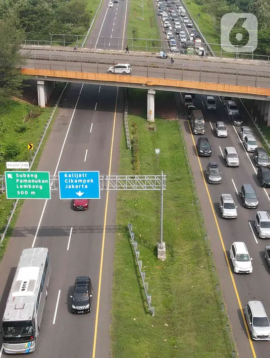 <p>Kendaraan pemudik melintas saat penerapan kebijakan jalur satu arah atau one way di ruas Jalan Tol Cikopo-Palimanan, Subang, Jawa Barat, Jumat (29/4/2022). Kepadatan kendaraan pemudik masih terlihat di beberapa titik, meskipun kebijakan one way telah dilakukan sejak pagi hari Jumat ini dimulai dari KM 47 sampai KM 414 Tol Kalikangkung. (Liputan6.com/Herman Zakharia)</p>
