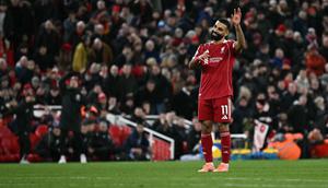 Penyerang Liverpool, Mohamed Salah, menyapa penggemar di Anfield usai laga antara Liverpool melawan Brighton and Hove Albion pada lanjutan Premier League 2025/2026, Sabtu (13/12/2025) malam WIB. (Paul ELLIS / AFP)