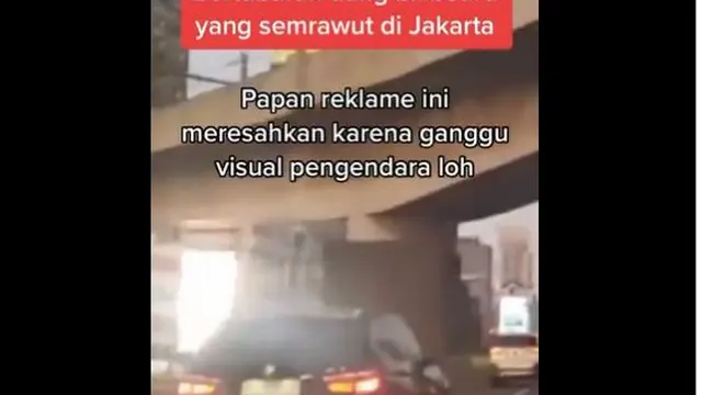 Papan reklame bersinar terang.