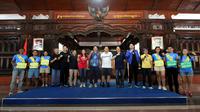 Co Founder & Chief Marketing Officer tiket.com Gaery Undarsa bersama para racer dan atlet-atlet bulu tangkis legendaris Indonesia di Pendopo Kabupaten Kudus, Sabtu (20/10/2018). (Ist)