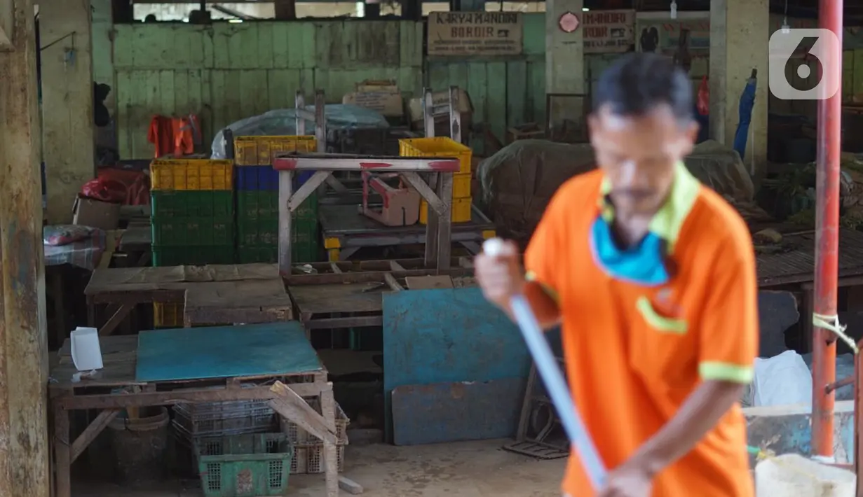 Petugas kebersihan terlihat di Pasar Minggu yang tutup di Kawasan Jakarta Selatan, Minggu (21/6/2020). Penutupan dilakukan menyusul ditemukannya tiga pedagang yang terkonfirmasi positif Covid-19 setelah dilakukan uji usap oleh puskesmas kecamatan beberapa pekan lalu. (Liputan6.com/Immanuel Antonius)