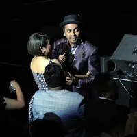 Ia kembali membawakan ulang lagu tersebut. Tepat dihadapannya, Ruth Sahanaya hadir menyaksikan dalam konser yang dipersembahkan untuknya tersebut. Diawali kesalahan itu menjadi bagian catatan panjang sepanjang kariernya. (Deki Prayoga/Bintang.com)