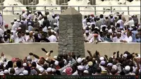 Jemaah melakukan prosesi pelembaran jumrah di Mina. | via: youtube.com