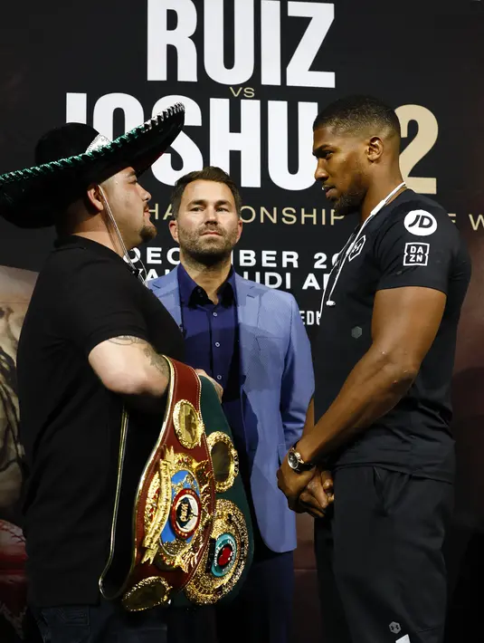 Petinju Anthony Joshua (kanan) saling tatap dengan Andy Ruiz Jr (kiri) saat konferensi pers duel ulang keduanya, New York City, Amerika Serikat, Kamis (5/9/2019). Joshua mengatakan, “kata kalah, menyerah, putus asa tidak ada dalam DNA saya." (Jeff Zelevansky/Getty Images/AFP)