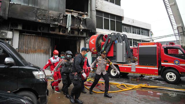 Korban Tewas dalam Kebakaran Gedung Terra Drone Kemayoran Dibawa ke RS Polri Kramat Jati