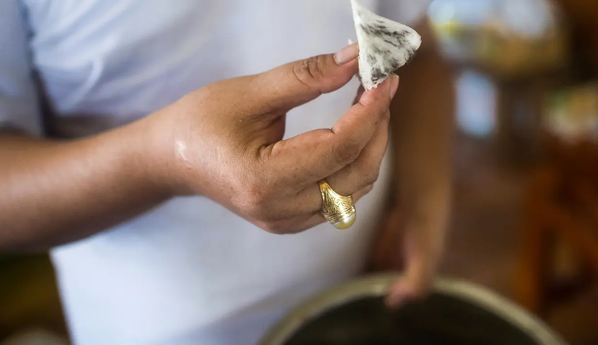 Petani memperlihatkan sarang walet di kota Myeik, Myanmar, Rabu (10/5). Bisnis sarang walet terus menggeliat positif karena tingginya permintaan dari kalangan menengah atas Tiongkok. (AFP Photo/ Ye Aung Thu) 