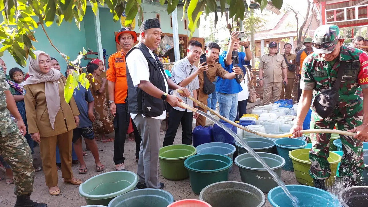 Warga Desa Gunung Putri Situbondo Berburu Air Bersih