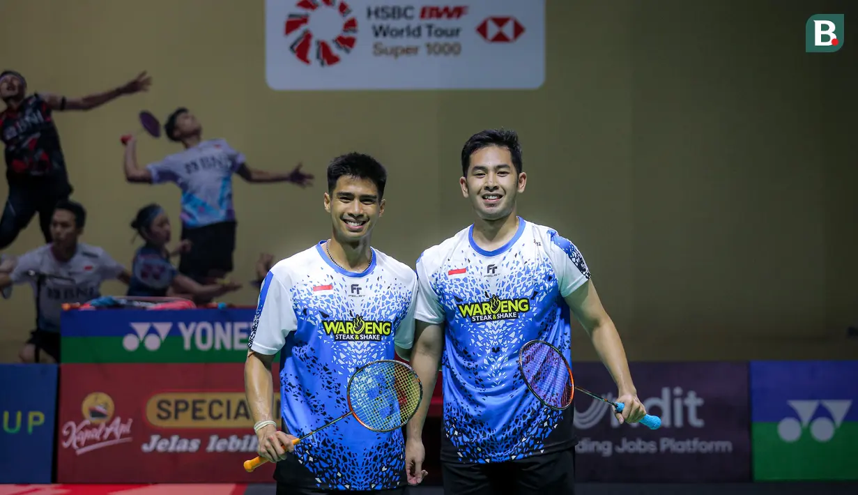 Pebulu tangkis ganda putra Indonesia, Sabar Karyaman Gutama/Moh Reza Pahlevi berfoto bersama setelah mengalahkan pasangan Chinese Taipei, Lee Jhe-Huei/Yang Po-Hsuan pada babak perempat final Indonesia Open 2024 di Istora Senayan, Jakarta, Sabtu (07/06/2024). (Bola.com/Bagaskara Lazuardi)