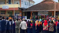Keluarga besar SMPN 1 Turi melakukan deklarasi Bangkit kembali ke sekolah ayo move on di hari pertama mereka benar-benar belajar diajar oleh guru aslinya. Sebelumnya mereka harus diajar guru pendamping yang bertujuan menurunkan tingkat stress pada siswa.