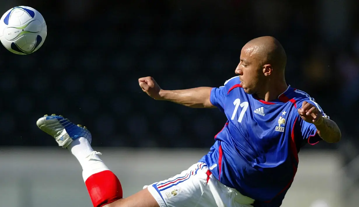 Julien Faubert saat berseragam timnas Prancis U-21 melawan Jerman pada U-21 Euro 2006 di Stadion Afonso Henriques di Guimaraes, Portugal utara. Faubert telah ikut menjalani latihan bersama Borneo FC di Yogyakarta 10 Januari lalu. (AFP Photo/Shaun Curry)
