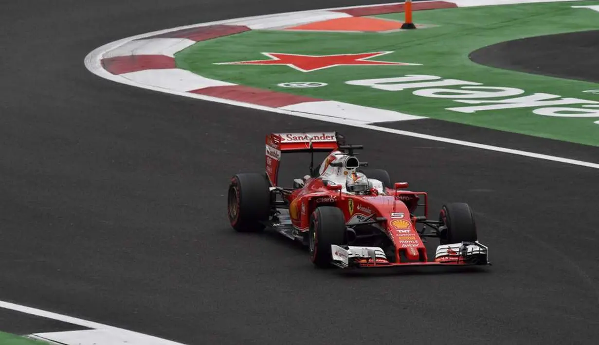 Pebalap Ferrari, Sebastian Vettel, mengungguli dua pebalap Mercedes, Lewis Hamilton dan Nico Rosberg, pada sesi latihan bebas F1 GP Meksiko, Sabtu (29/10/2016) dini hari WIB. (AFP/Yuri Cortez)