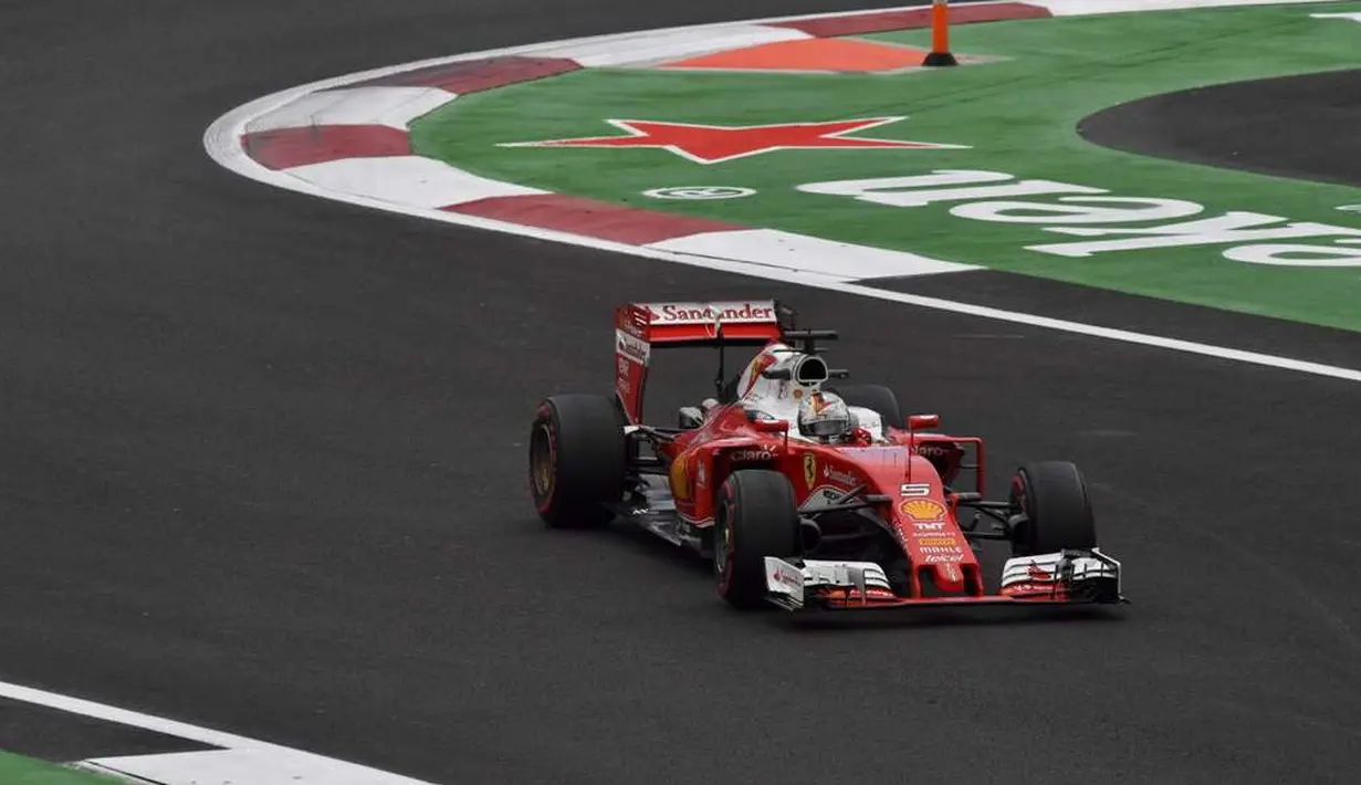 Pebalap Ferrari, Sebastian Vettel, mengungguli dua pebalap Mercedes, Lewis Hamilton dan Nico Rosberg, pada sesi latihan bebas F1 GP Meksiko, Sabtu (29/10/2016) dini hari WIB. (AFP/Yuri Cortez)