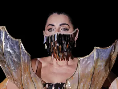 Aktris Spanyol Rossy de Palma menampilkan kreasi desainer Spanyol Andres Sarda dalam Mercedes-Benz Fashion Week di Madrid, Spanyol, Kamis (10/9/2020). Acara yang digelar di tengah pandemi COVID-19 berlangsung pada 10-13 September 2020 dengan menerapkan protokol kesehatan. (AP Photo/Bernat Armangue)