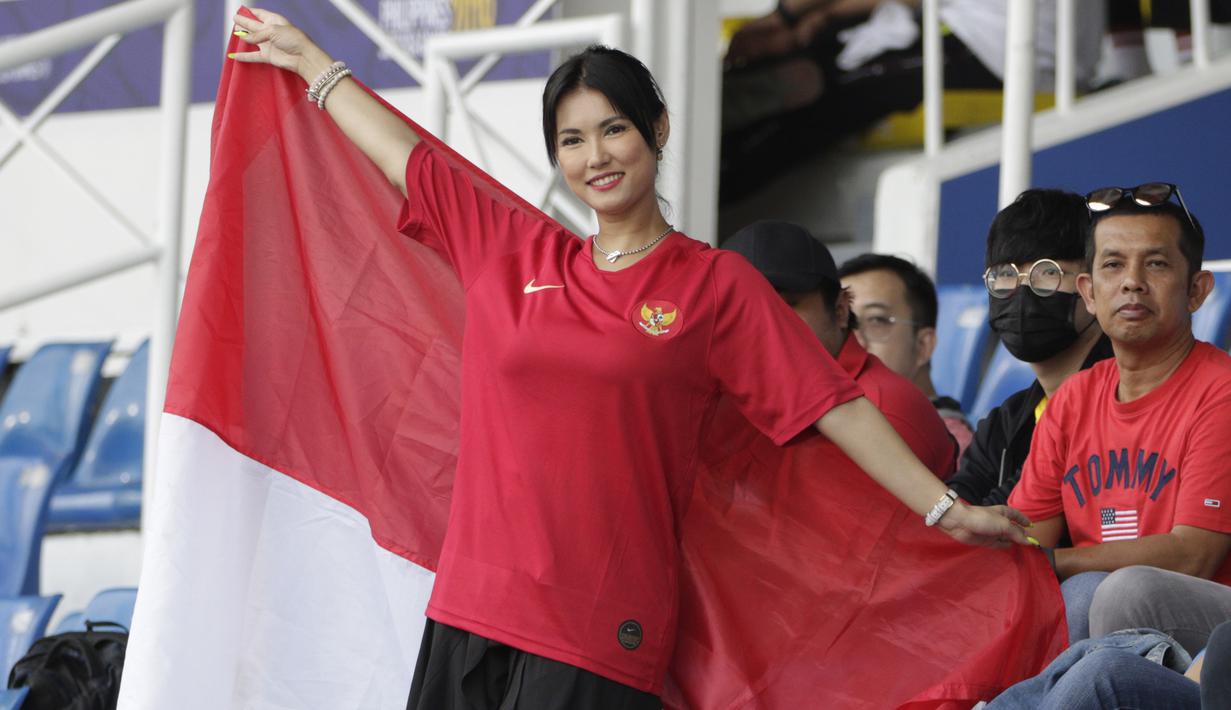 Bintang film asal Jepang, Maria Ozawa, memberikan dukungan untuk Timnas Indonesia U-22 saat melawan Thailand pada SEA Games 2019 di Stadion Rizal Memorial, Manila, Selasa (26/11). Indonesia menang 2-0 atas Thailand. (Bola.com/M Iqbal Ichsan)