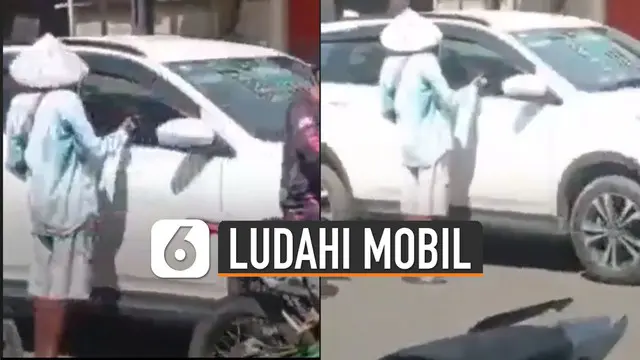 VIDEO: Viral Pengemis Ludahi Mobil Usai Tak Diberi Uang