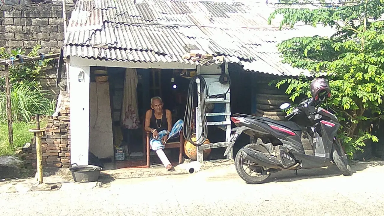 Mulyono berada di bengkel miliknya di Jalan Gas Alam, Kelurahan Curug, Kecamatan Cimanggis, Kota Depok.