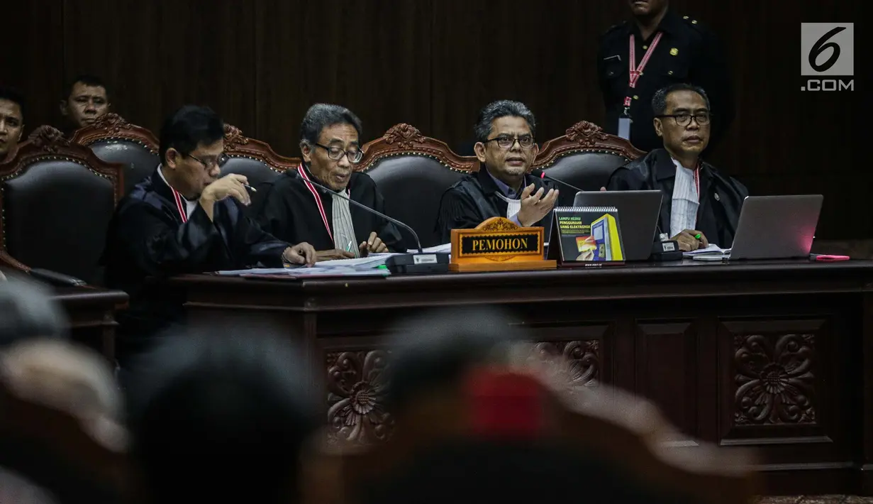 Tim hukum Prabowo-Sandiaga berdebat dengan Hakim Konstitusi I Dewa Gede Palguna di sidang sengketa Pilpres 2019, Jakarta, Kamis (20/6/2019). Perdebatan terjadi ketika Pakar IT Prof Marsudi Wahyu Kisworo, mengatakan Sistem Situng KPU dijamin aman dan tak bisa disusupi. (Liputan6.com/Faizal Fanani)