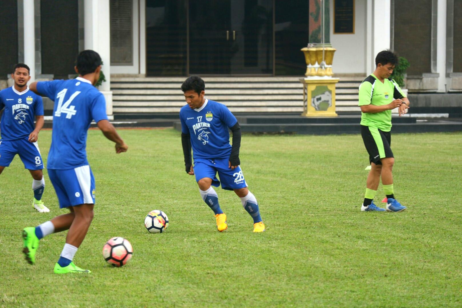Eka Ramdani (tengah) pada sesi latihan perdana Persib, Rabu (13/12/2017). (Liputan6.com/Kukuh Saokani)