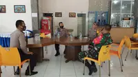 Polisi dan TNI diskusi di kantin Pantai Topejawa (Liputan6.com/Fauzan)