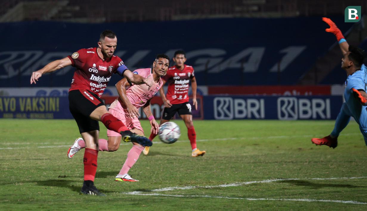 Pemain Bali United, Ilija Spasojevic berusaha mencetak gol ke gawang Madura United dalam laga pekan ke-16 BRI Liga 1 2021/2022 di Stadion Sultan Agung, Bantul, Kamis (09/12/2021). (Bola.com/Bagaskara Lazuardi)