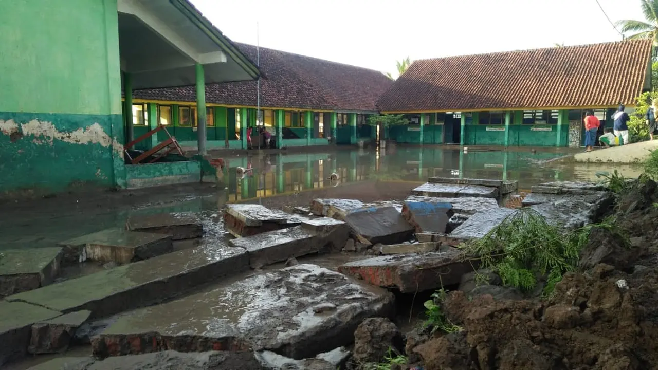 Nampak rendaman air dan material lumpur masih menggenangi halaman sekolah SDN Gunungsari 2 Tasikmalaya