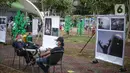 Pameran karya foto jurnalistik dari para pewarta foto di kawasan Thamrin 10, Jakarta, Jumat (4/12/2020). Sebanyak 133 karya dipilih berdasarkan kriteria dari dewan juri dalam mengikuti ajang pameran "Rekam Jakarta" sepanjang tahun 2019-2020 yang didera Pandemi Covid-19. (Liputan6.com/Faizal Fanani)