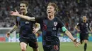 Gelandang Kroasia, Luka Modric, merayakan gol yang dicetaknya ke gawang Argentina pada laga grup D Piala Dunia di Stadion Nizhny Novgorod, Nizhny, Kamis (21/3/2018). Kroasia menang 3-0 atas Argentina. (AP/Ricardo Mazalan)