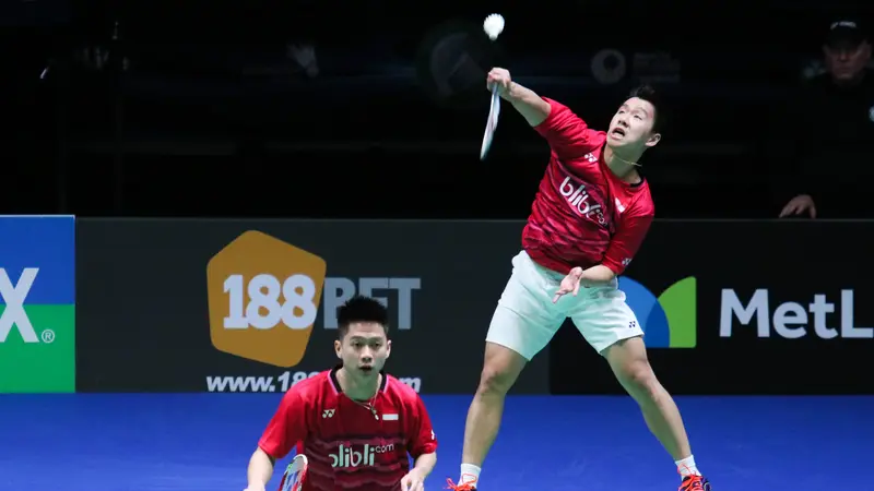 Kevin Sanjaya Sukamuljo/Marcus Fernaldi Gideon menghadapi Mads Conrad-Petersen/Mads Pieler Kolding pada semifinal All England 2017 di Barclaycard Arena, Sabtu (11/3/2017). 