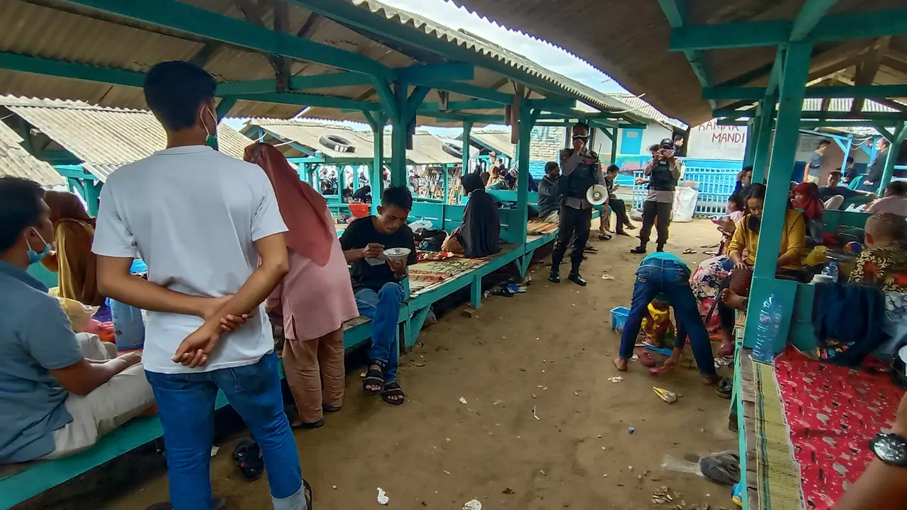 Penjagaan Polisi Terkait Penerapan Protokol Kesehatan di Anyer.