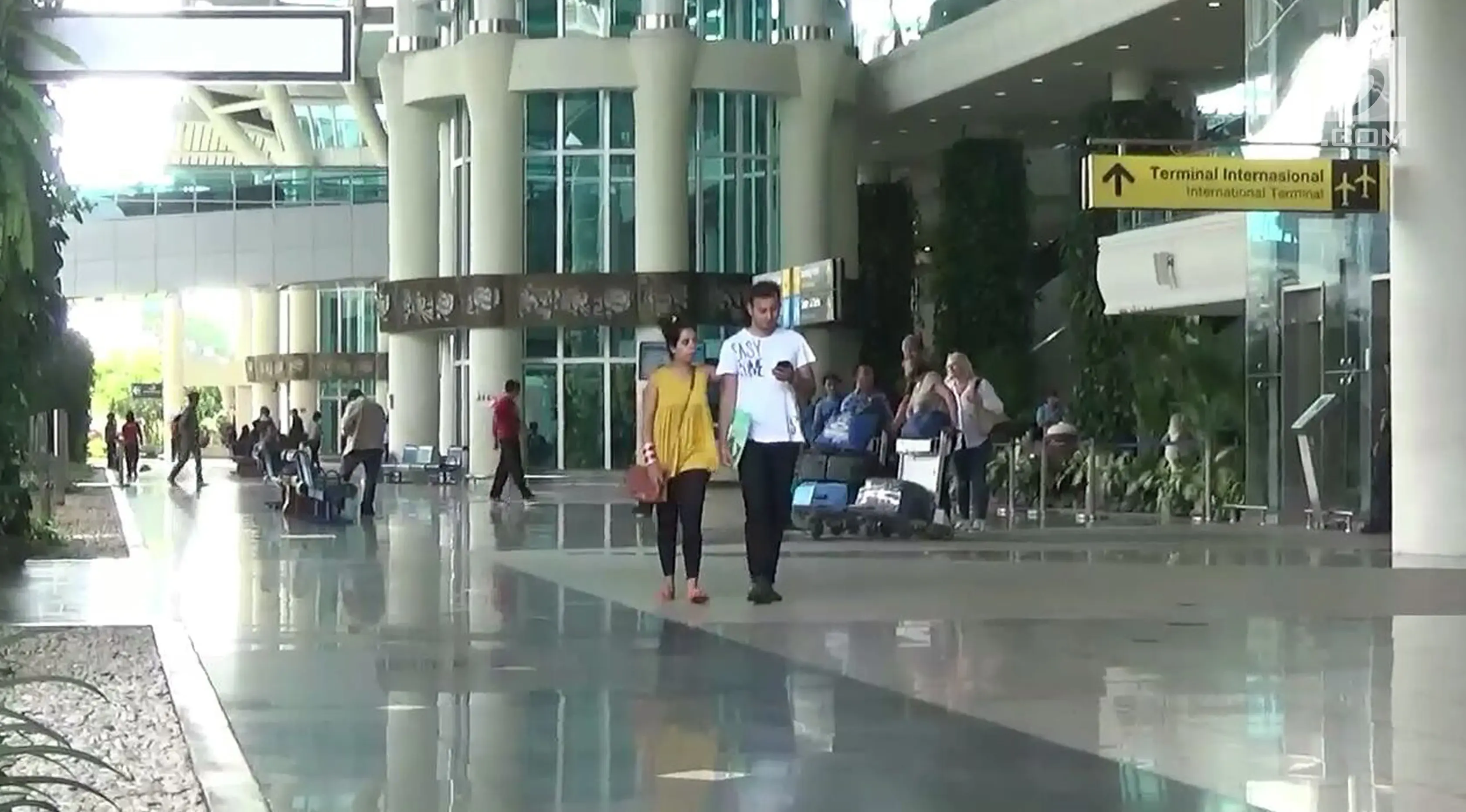 Warga negara asing melintas di Terminal Internasional Bandara Ngurah Rai, Bali, Selasa (28/11). Erupsi Gunung Agung yang masih terjadi menyebabkan Bandara Ngurah Rai ditutup 24 jam ke depan hingga 29 November 2017. (Liputan6.com/Dewi Divianta)
