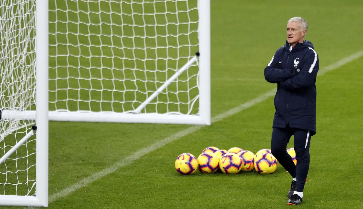 Pelatih Prancis, Didier Deschamps, memantau anak asuhnya saat sesi latihan di Stade De France, Paris, Minggu (19/11/2018). Prancis akan mejalani laga persahabatan melawan Uruguay. (AFPFrancois Mori)