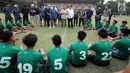 Ketua Umum PSSI, Edy Rahmayadi (tengah) memberi nasehat kepada Timnas Indonesia U-16 usai latihan terakhir di Lapangan Atang Sutresna, Jakarta, Kamis (6/7). Timnas U-16 akan berlaga di Piala AFF U-15 Thailand, 9-22 Juli. (Liputan6.com/Helmi Fithriansyah)