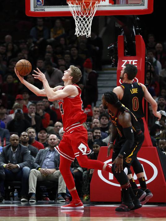 Pebasket Chicago Bulls, Lauri Markkanen, memasukkan bola saat melawan Cleveland Cavaliers pada laga NBA di United Center, Selasa (5/12/2017). Cleveland Cavaliers menang 113-91 atas Chicago Bulls. (AP/Charles Rex Arbogast)
