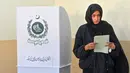 Seorang pemilih usai menggunakan hak pilihnya di sebuah tempat pemungutan suara dalam pemilihan umum nasional Pakistan di Islamabad pada 8 Februari 2024. (Farooq NAEEM/AFP)