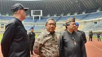 Wakil Wali Kota Bandung, Yana Mulyana (tengah), saat meninjau kesiapan Stadion Gelora Bandung Lautan Api (GBLA), Kamis (27/2/2020). Stadion GBLA rencananya akan digunakan untuk menggelar laga Shopee Liga 1 2020. (Bola.com/Erwin Snaz)