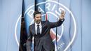 Kiper anyar Paris Saint-Germain (PSG), Gianluigi Buffon, menyapa fans saat tiba di Stadion Parc des Princes, Paris, Senin (9/7/2018). PSG resmi perkenalkan Gianluigi Buffon sebagai rekrutan baru. (AP/Jean-Francois Badias)