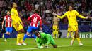 Pemain Atletico Madrid Antoine Griezmann mencetak gol ke gawang Atletico Madrid pada pertandingan sepak bola Grup B Liga Champions di Stadion Wanda Metropolitano, Madrid, Spanyol, Selasa (19/10/2021). Liverpool menang 3-2. (AP Photo/Manu Fernandez)