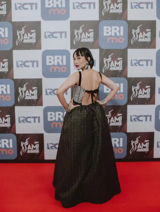 Meski berbadan dua, perempuan 32 tahun ini tetap aktif berkarya di industri musik. Penampilan pelantun “Aku Bukan Boneka” itu pun juga terlihat semakin modis dengan outfit kece. [Instagram/rinni_w].