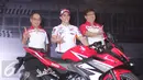 Pebalap Honda, Marc Marquez (tengah) saat acara peluncuran All New Honda CBR150R di Sentul, Jabar, Minggu (14/2/2016). All New Honda CBR150R hadir dengan mesin dan desain baru dibandingkan dengan generasi sebelumnya. (Liputan6.com/Angga Yuniar)