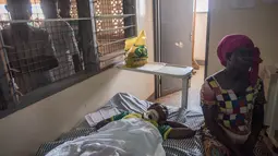 Kondisi salah satu korban saat dirawat di rumah sakit usai sebuah pohon besar tumbang di air terjun Kintampo,Ghana (21/3). Aparat kepolisian setempat mengatakan, Mereka terperangkap tepat di lokasi pohon yang tumbang. (AFP Photo / Cristina Aldehuela)