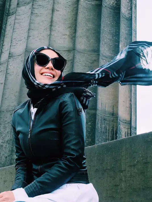 Sebalum menjalankan ibadah puasa, umat muslim banyak yang menyambangi makam orangtua atau keluarga dekatnya. Begitu juga dengan istri Agus Rahman. (Instagram/dewisandra)